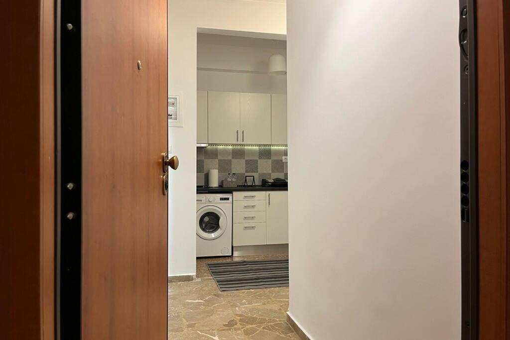 Pame Rentals - Ideal For 2 In Pagrati Athena Bagian luar foto