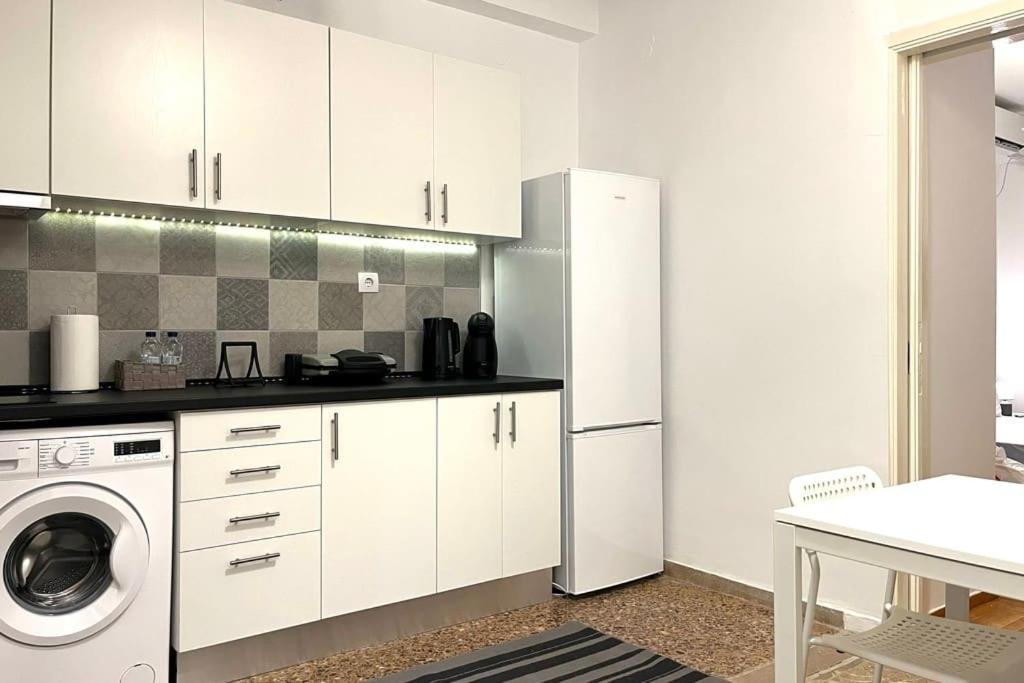 Pame Rentals - Ideal For 2 In Pagrati Athena Bagian luar foto