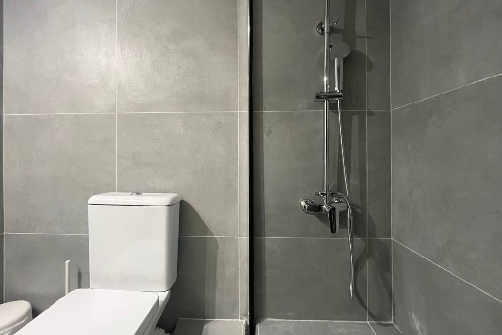 Pame Rentals - Ideal For 2 In Pagrati Athena Bagian luar foto