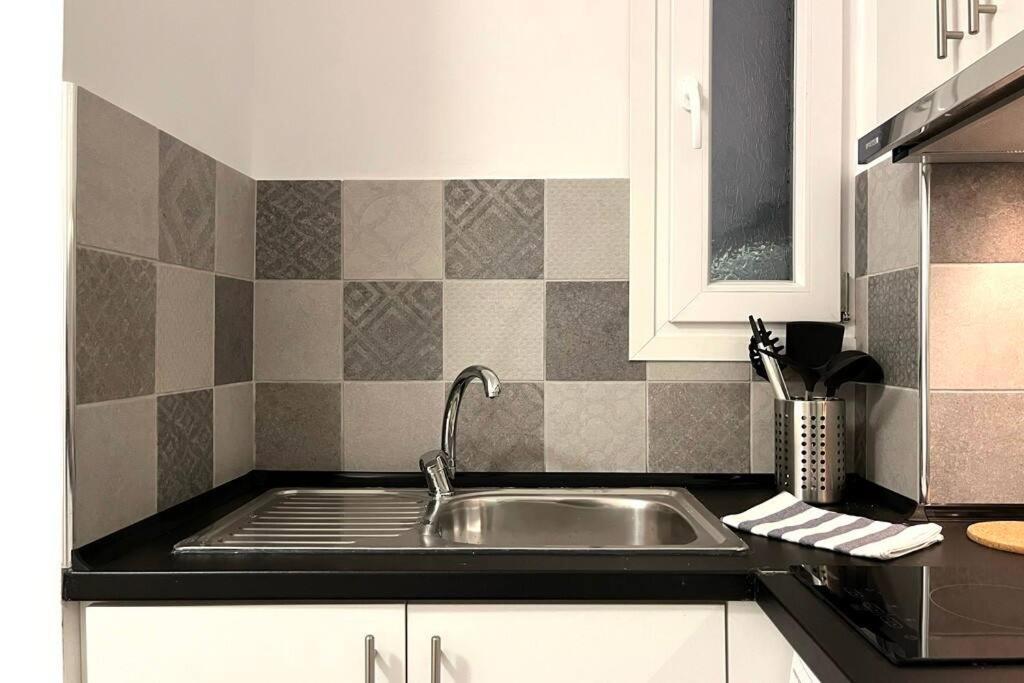 Pame Rentals - Ideal For 2 In Pagrati Athena Bagian luar foto