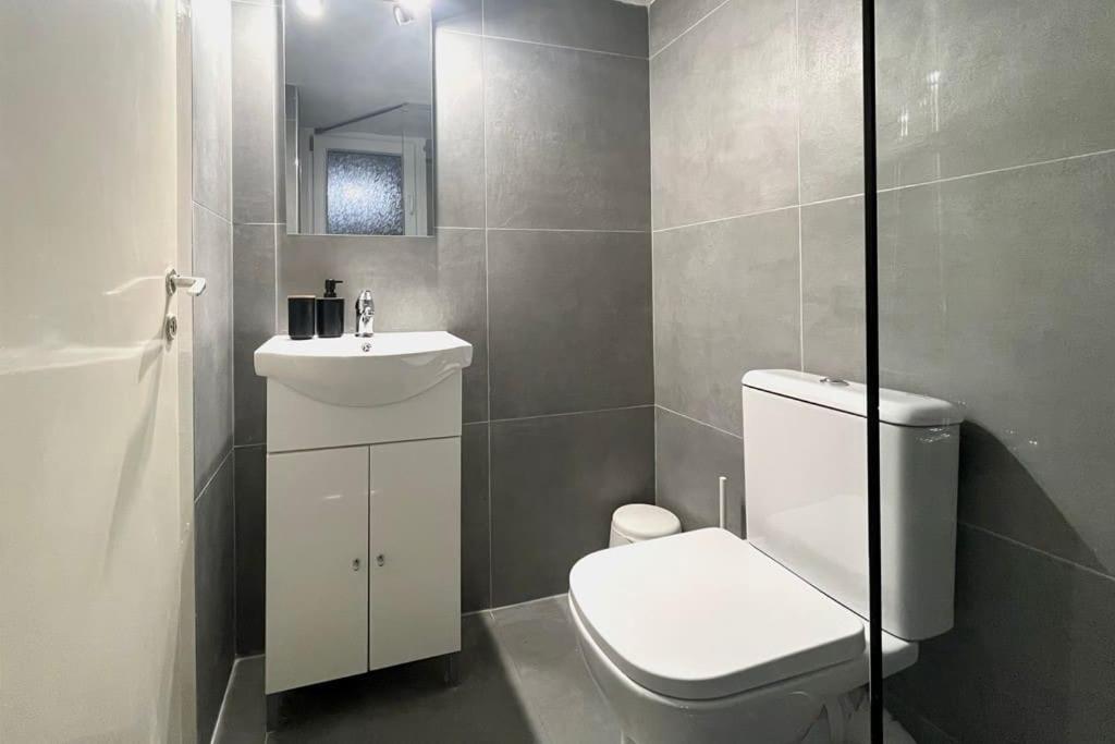 Pame Rentals - Ideal For 2 In Pagrati Athena Bagian luar foto