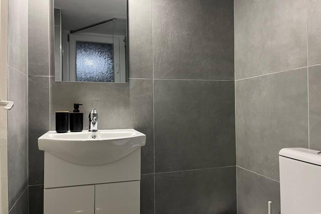 Pame Rentals - Ideal For 2 In Pagrati Athena Bagian luar foto