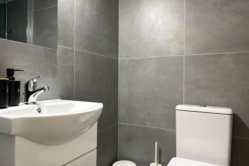 Pame Rentals - Ideal For 2 In Pagrati Athena Bagian luar foto